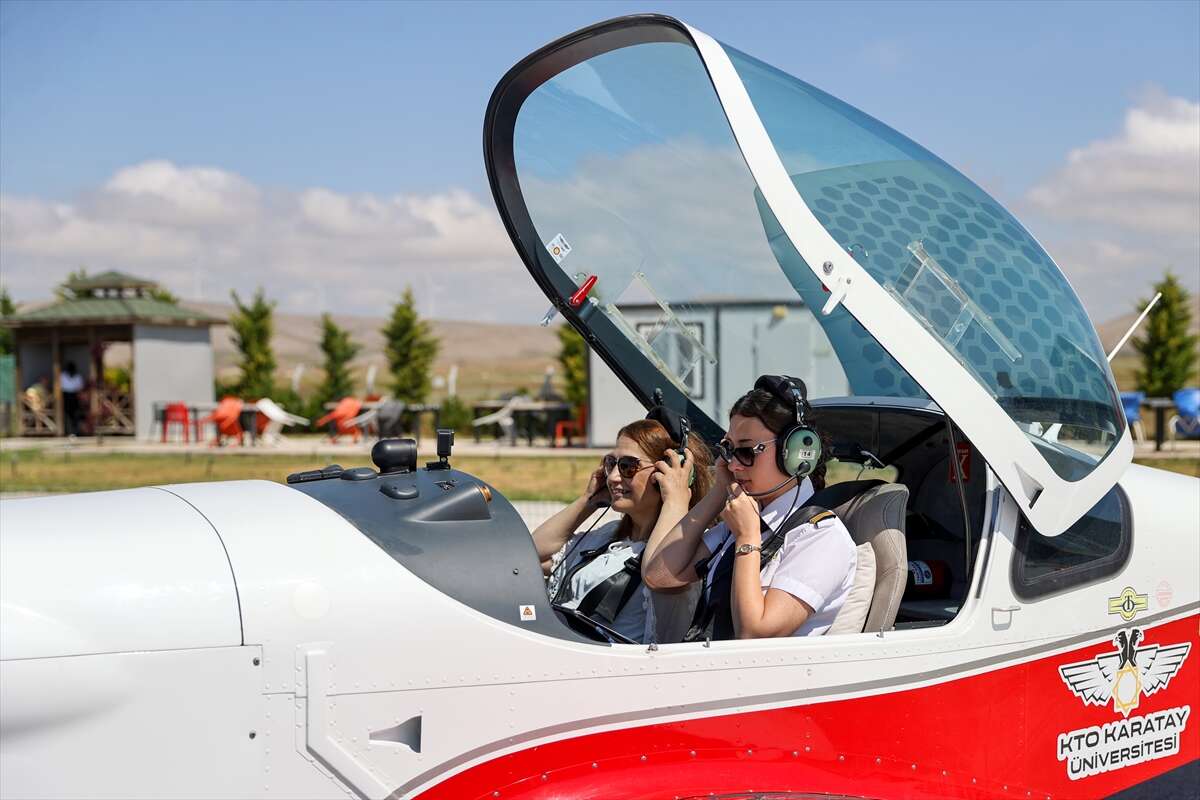 Konya’da öğretmen anne, pilot kızının mezuniyetiyle havalara uçtu 3